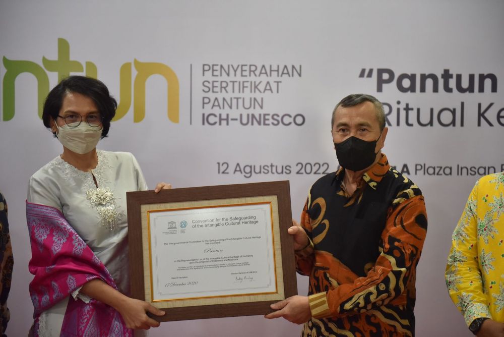 Gubri Resmi Terima Sertifikat Pantun Sebagai Warisan Takbenda Dari UNESCO